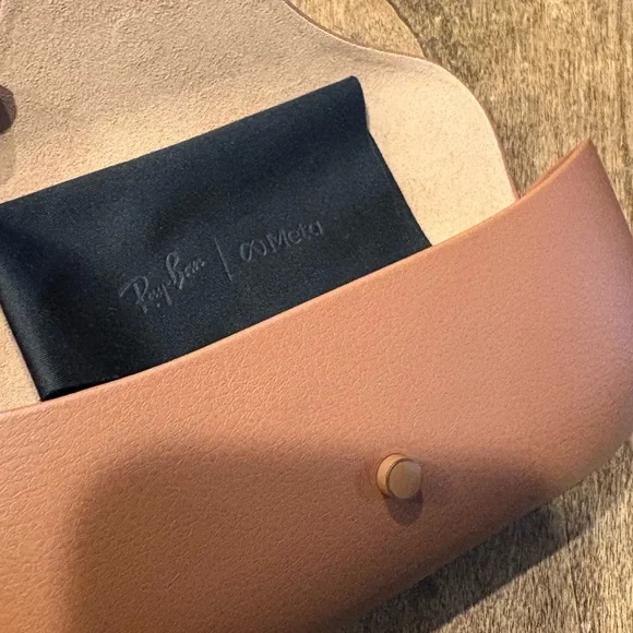 Ray-Ban Meta Brown Charging Case - Picture 3 of 9